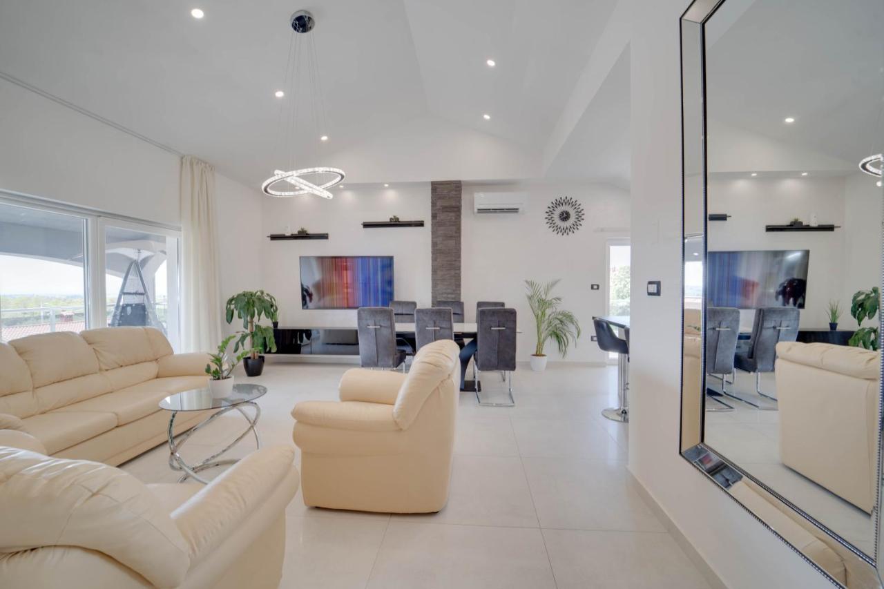 Black Diamond Apartment Vilanija Exterior foto